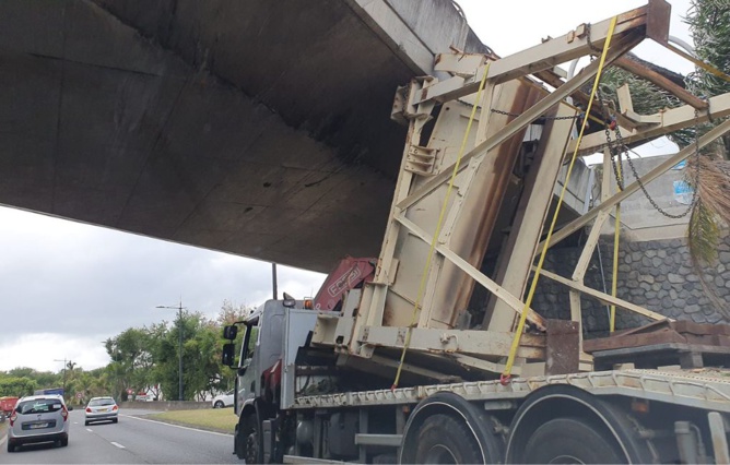 Prudence camion bloqué sous le pont la Jamaïque, début d'embouteillage.