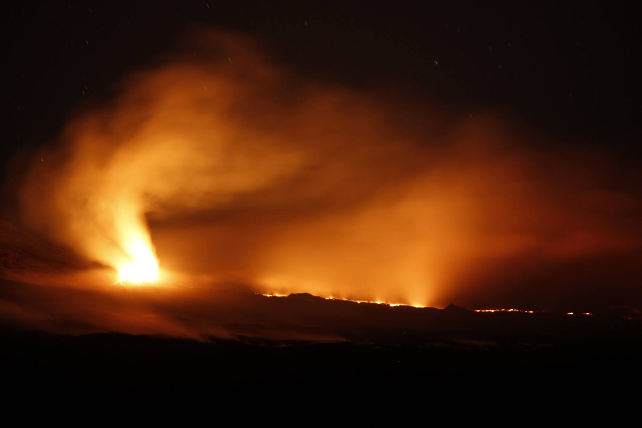 Magnifique lever de lune au Piton de la Fournaise Magnifique lever de lune au Piton de la Fournaise