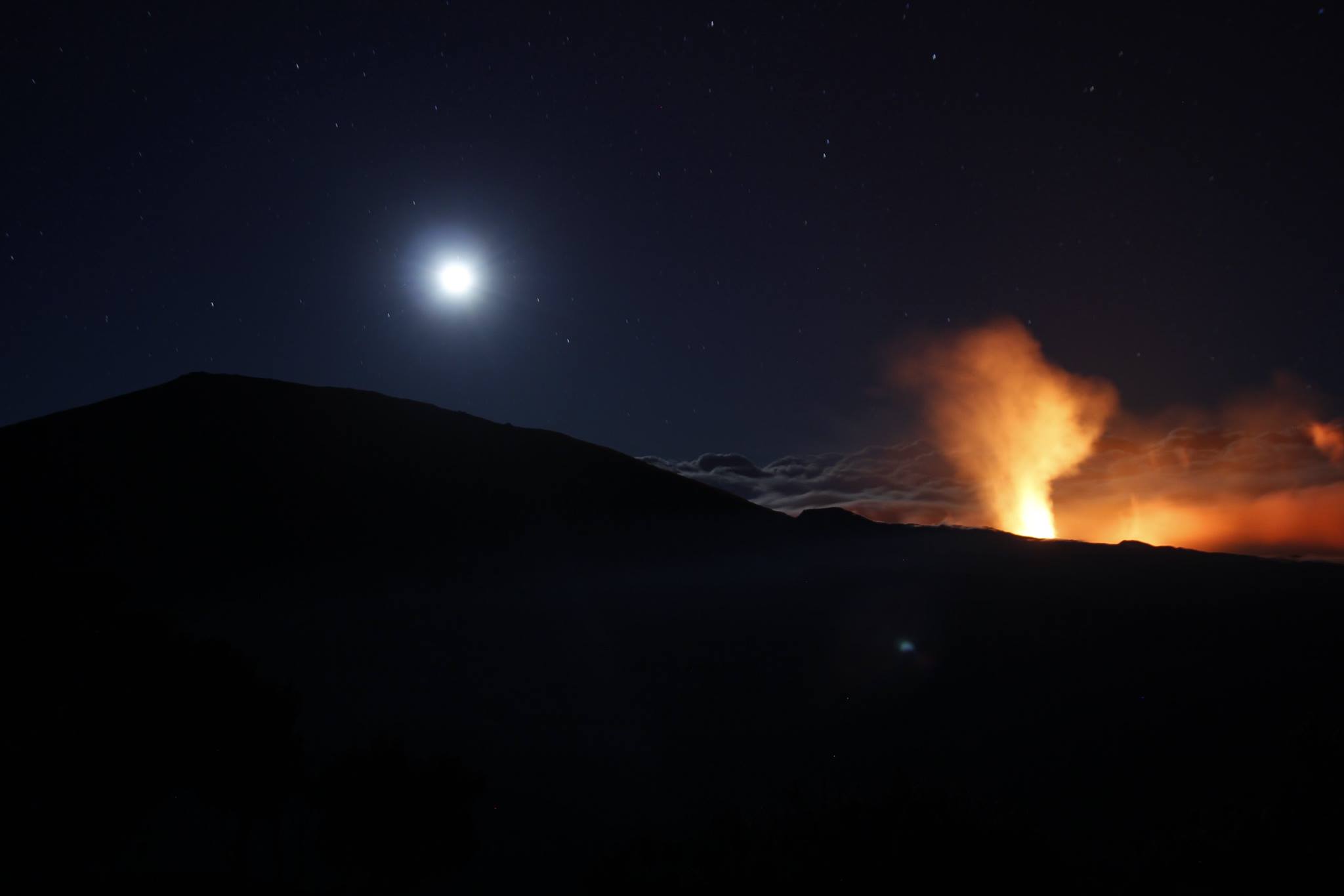 Magnifique lever de lune au Piton de la Fournaise