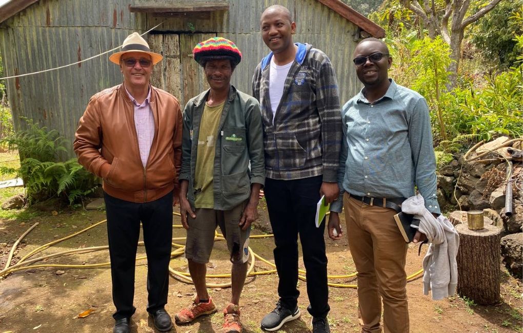 Maurice Gironcel Président du Sidelec à la rencontre des habitants du cirque en compagnie d'une délégation Rwandaise