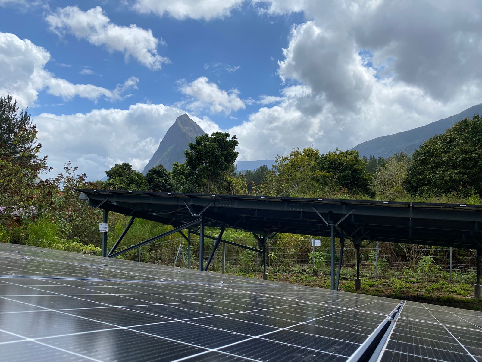 Deux nouveaux micro-réseaux 100 % solaire permettant d’alimenter 19 foyers mafatais !