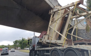 Prudence camion bloqué sous le pont la Jamaïque, début d'embouteillage.