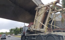 Prudence camion bloqué sous le pont la Jamaïque, début d'embouteillage.